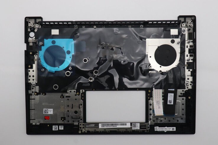 Couvercle du clavier du P14s Gen 6 Intel, montrant les petits rivets noirs qui maintiennent le clavier en place (source d'image : Lenovo)