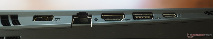 Côté gauche : alimentation, RJ-45, HDMI 2.1, USB-A 3.2 Gen 2, Thunderbolt 5 (DP 2.1, PD 3.0)
