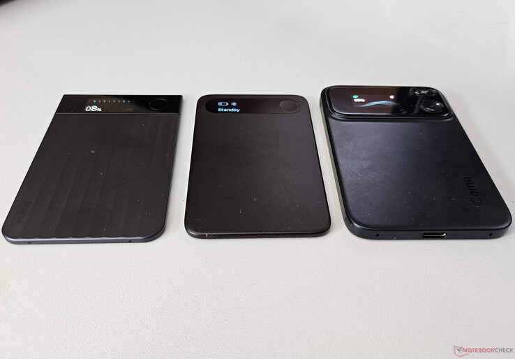 Par rapport à ses prédécesseurs, le Plaud Note Pro à gauche et le Comulytic Note Pro au centre, le Comu Action Pro à droite est deux fois plus épais.