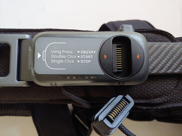 Contrôleur arrière avec bouton d'alimentation et connecteur. (Source de l'image : Notebookcheck)