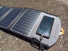 Nous avons essayé de charger notre smartphone avec un chargeur solaire pliable de 22 W. Il a fallu des jours