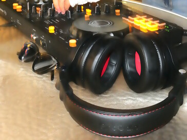 Oreillettes et serre-tête bien rembourrés (Source : Notebookcheck)