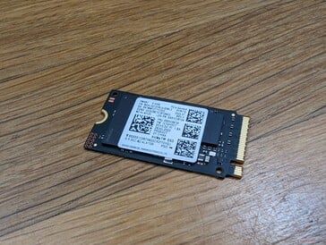 SSD M.2 enlevé. Les utilisateurs peuvent installer un 2280 plus long si désiré