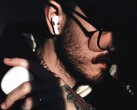 L'une des prochaines générations d'AirPods sera équipée d'une caméra « Visual Intelligence », comme le montre une vidéo Apple divulguée, découverte dans macOS.