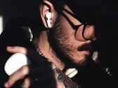 L'une des prochaines générations d'AirPods sera équipée d'une caméra « Visual Intelligence », comme le montre une vidéo Apple divulguée, découverte dans macOS.
