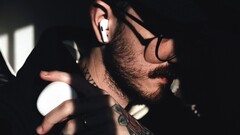 L'une des prochaines générations d'AirPods sera équipée d'une caméra « Visual Intelligence », comme le montre une vidéo Apple divulguée, découverte dans macOS.