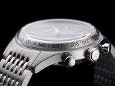 Profil latéral du chronographe Timex Marlin Jet, mettant en évidence son grand verre bombé en Hesalite, son échelle tachymétrique, son boîtier en acier inoxydable brossé, son poussoir de chronographe de type « pompe », sa couronne portant la marque « Jet » et son bracelet en acier inoxydable