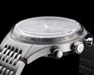 Profil latéral du chronographe Timex Marlin Jet, mettant en évidence son grand verre bombé en Hesalite, son échelle tachymétrique, son boîtier en acier inoxydable brossé, son poussoir de chronographe de type « pompe », sa couronne portant la marque « Jet » et son bracelet en acier inoxydable