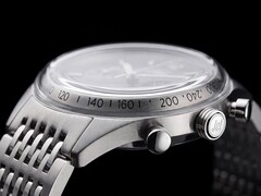 Profil latéral du chronographe Timex Marlin Jet, mettant en évidence son grand verre bombé en Hesalite, son échelle tachymétrique, son boîtier en acier inoxydable brossé, son poussoir de chronographe de type « pompe », sa couronne portant la marque « Jet » et son bracelet en acier inoxydable