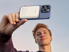 Les banques d'alimentation magnétiques UGREEN sont dotées d'une enveloppe en silicone qui facilite leur prise en main. (Source de l'image : UGREEN)