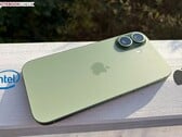 Les futurs modèles d'iPhone pourraient être équipés d'une puce fabriquée par Intel (photo : iPhone 17 ; source de l'image : Notebookcheck, édité)