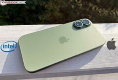 Les futurs modèles d'iPhone pourraient être équipés d'une puce fabriquée par Intel (photo : iPhone 17 ; source de l'image : Notebookcheck, édité)