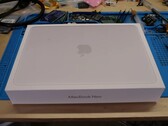 Boîtier de MacBook Neo placé sur un établi avant le démontage pour la mise à niveau du SSD
