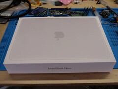 Boîtier de MacBook Neo placé sur un établi avant le démontage pour la mise à niveau du SSD