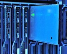 Racks de serveurs avec un éclairage bleu dans un centre de données