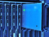 Racks de serveurs avec un éclairage bleu dans un centre de données
