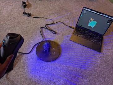 Sermoon S1 scanne le sujet avec des lasers à lignes croisées et l'application Creality Scan 4 sur MacBook Air