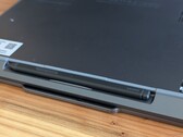 Le design fin du stylet interactif a beau être esthétique, il n'est pas idéal d'un point de vue ergonomique