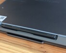 Le design fin du stylet interactif a beau être esthétique, il n'est pas idéal d'un point de vue ergonomique