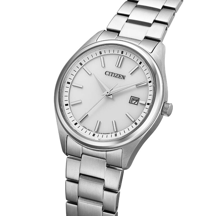 Vue de face aux trois quarts de la montre habillée Citizen BM1350-54A Eco-Drive, dotée d’un cadran argenté, d’un guichet de date à 3 heures, d’un boîtier en acier inoxydable et d’un bracelet en acier assorti.