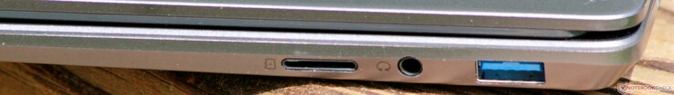 Côté droit : USB A 3.1 Gen 1, écouteurs jack, lecteur de carte micro SD.