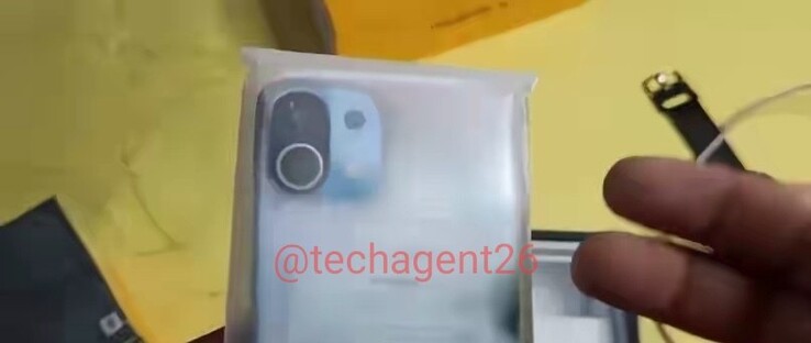Le Xiaomi Mi 11 représenté dans son emballage de vente au détail (image via @techagent26 sur Twitter)