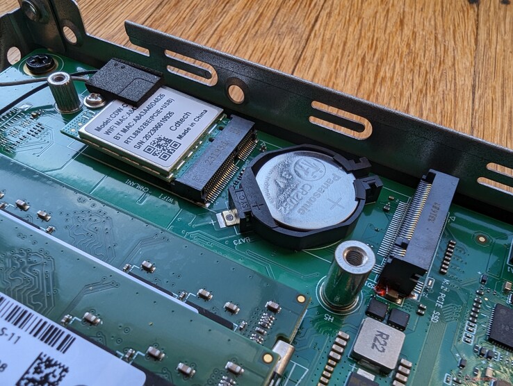Le module WLAN amovible et la carte BIOS se trouvent sous le disque SSD M.2