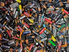 Shenhuo New Materials parvient à produire en masse une feuille de batterie ultrafine de 8 microns. Sur la photo : Une pile de piles usagées. (Source de l'image : John Cameron, Unsplash)
