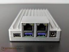 Face avant : 2x 2.5 GbE, 2x USB 3.1, Mini-DP, alimentation