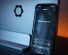 Un smartphone affiche l'interface de ChatGPT avec la question « En quoi puis-je vous aider ? »