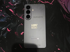 L'unité de test Galaxy S26 Plus vue de l'arrière.