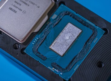 L'Intel i9-14900KS avec l'IHS enlevé. (Source : Pakhtunov via Overclock.net)