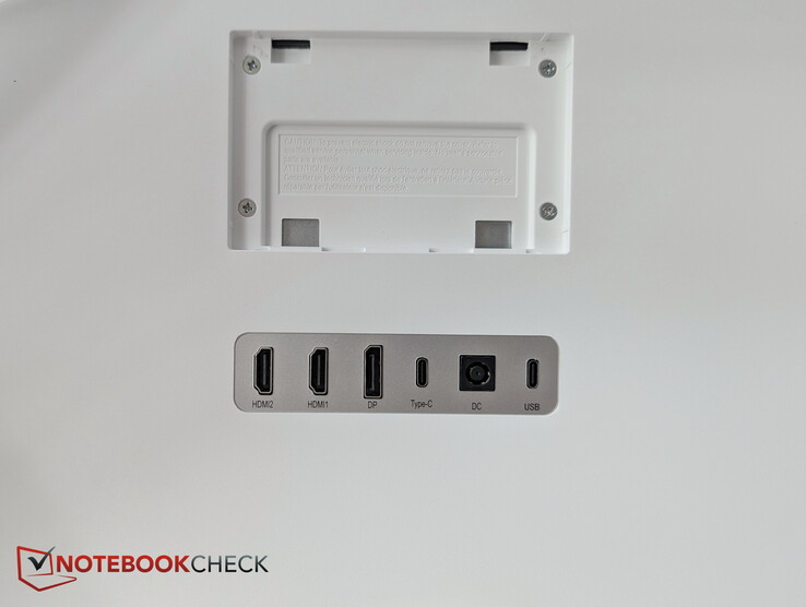 À l'arrière : 2 ports HDMI, DisplayPort, USB-C, prise secteur, USB-C — lequel de ces ports USB-C prend en charge les 90 W ?
