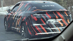 Le premier véhicule électrique Alps EV porte un autocollant indiquant qu'il est