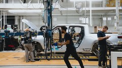 Rivian a officiellement commencé à augmenter la production du pick-up électrique R1T à double moteur en vue des livraisons de juin. (Source de l'image : Rivian sur Twitter)