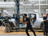 Rivian a officiellement commencé à augmenter la production du pick-up électrique R1T à double moteur en vue des livraisons de juin. (Source de l'image : Rivian sur Twitter)