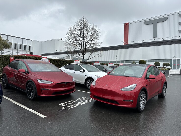 Ultra Red Model X (à gauche) vs Multi-coat (image : Kilowatts/Twitter)