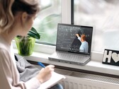Le Compal Mobile Office peut prendre moins de place sur un bureau qu'un ordinateur portable classique. (Source de l'image : Compal)