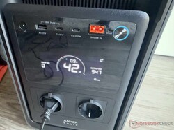 L’écran affiche le niveau de batterie, la puissance et l’autonomie restante.