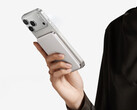 Le nouveau power bank Air+ de 10 000 mAh coûte environ 59 dollars en Chine. Photo : une photo promotionnelle montrant le power bank attaché à un iPhone.