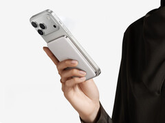 Le nouveau power bank Air+ de 10 000 mAh coûte environ 59 dollars en Chine. Photo : une photo promotionnelle montrant le power bank attaché à un iPhone.