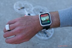 La montre affiche le flux en direct, et une forme de commande gestuelle est également prise en charge