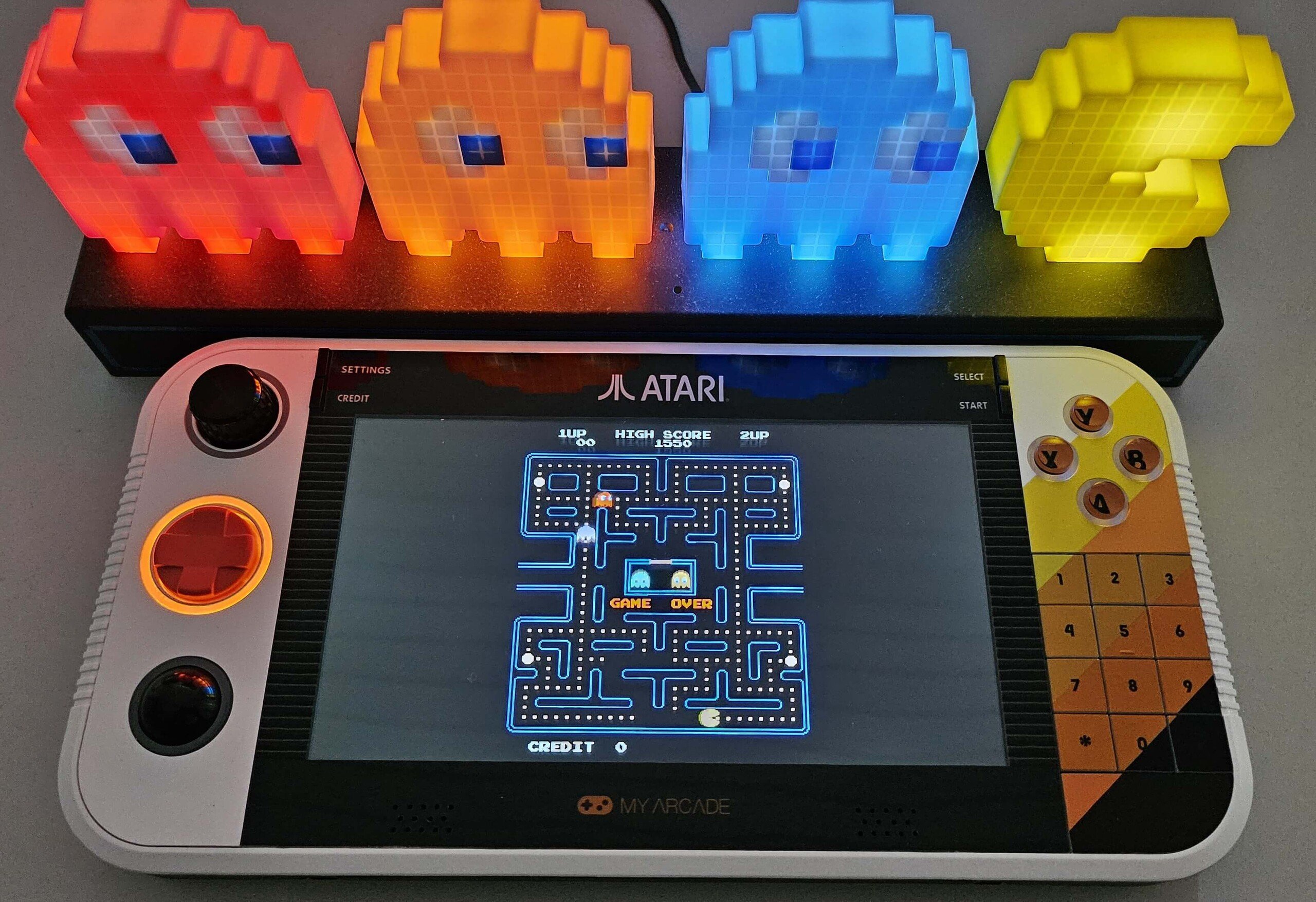 L'Atari Gamestation Go offre un look de jeu rétro compact avec un support officiel complet (image : Marc Zander, Notebookcheck).