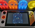 L'Atari Gamestation Go offre un look de jeu rétro compact avec un support officiel complet (image : Marc Zander, Notebookcheck).