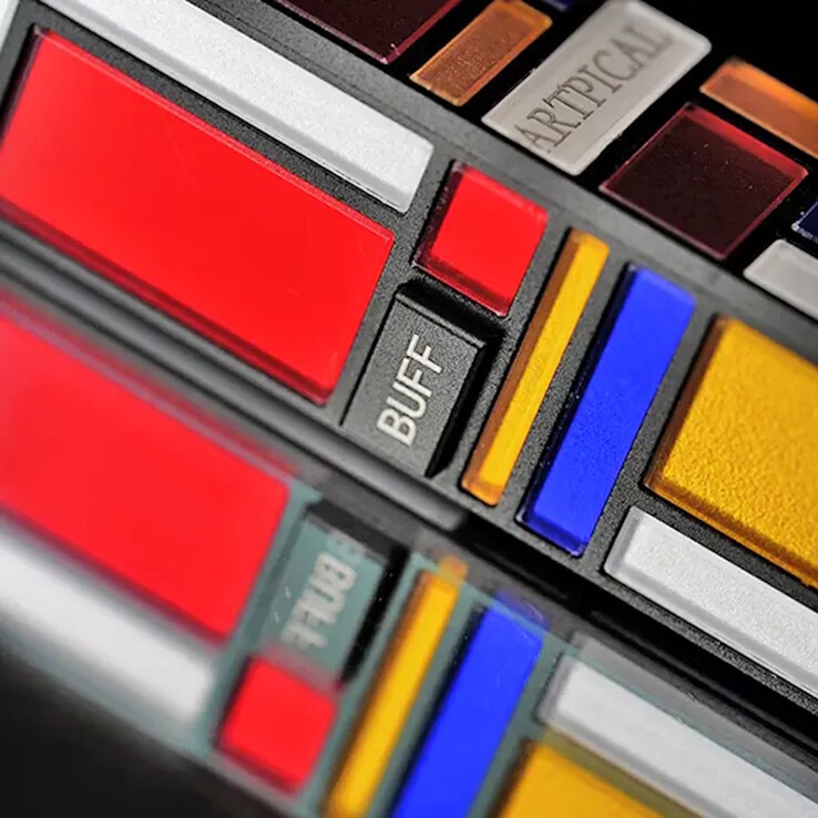 Le gain du casque peut être réglé sur trois niveaux d'une simple pression sur le bouton Buff.