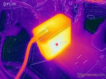 L'adaptateur CA atteint plus de 41°C lorsque les charges sont élevées