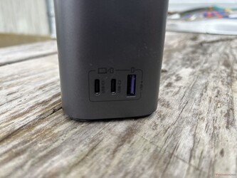 La mini station d'alimentation MagSafe dispose de deux ports USB-C 100 W et d'un port USB-A 22,5 W.