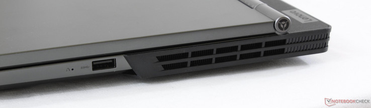 Côté droit : bouton reset Lenovo, USB 3.0.