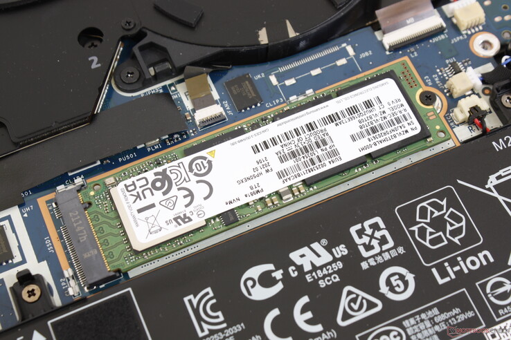 Un dissipateur thermique en métal est inclus, que nous avons retiré pour cette photo afin de montrer le SSD M.2