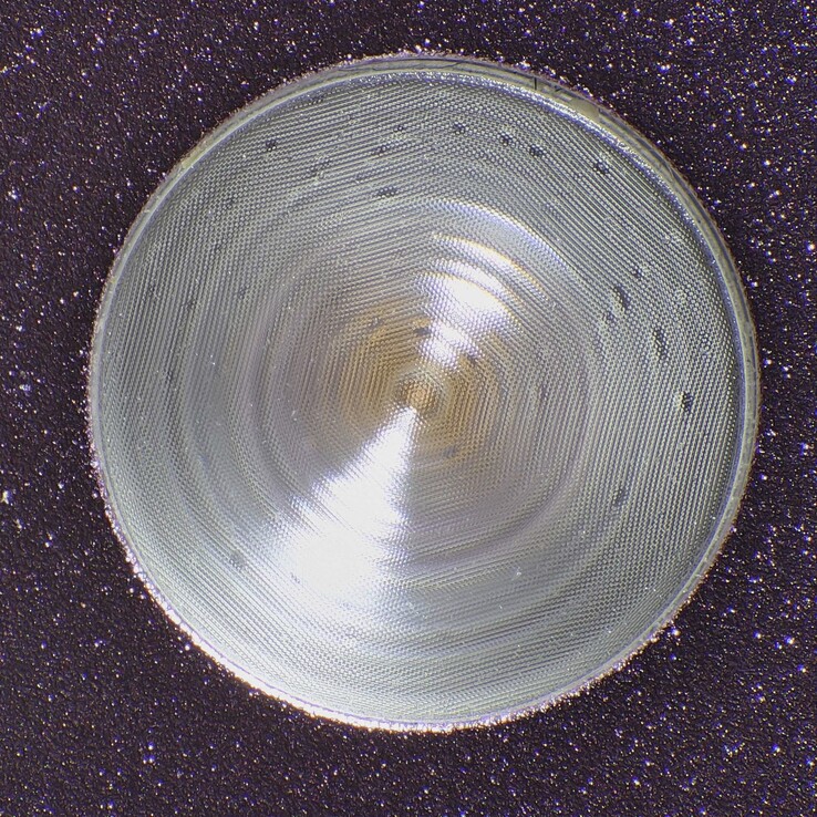L'ouverture de la lampe torche du Pixel 9 Pro, dotée d'éléments de lentille de Fresnel et d'un motif texturé visant à éviter les points chauds